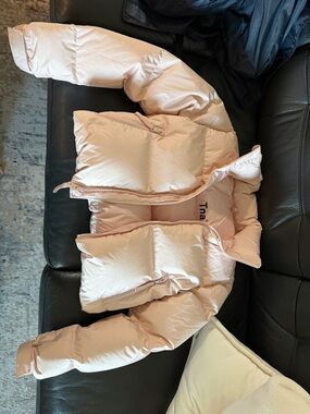 Aritzia TNA Mega Puff Crop in size 2XS